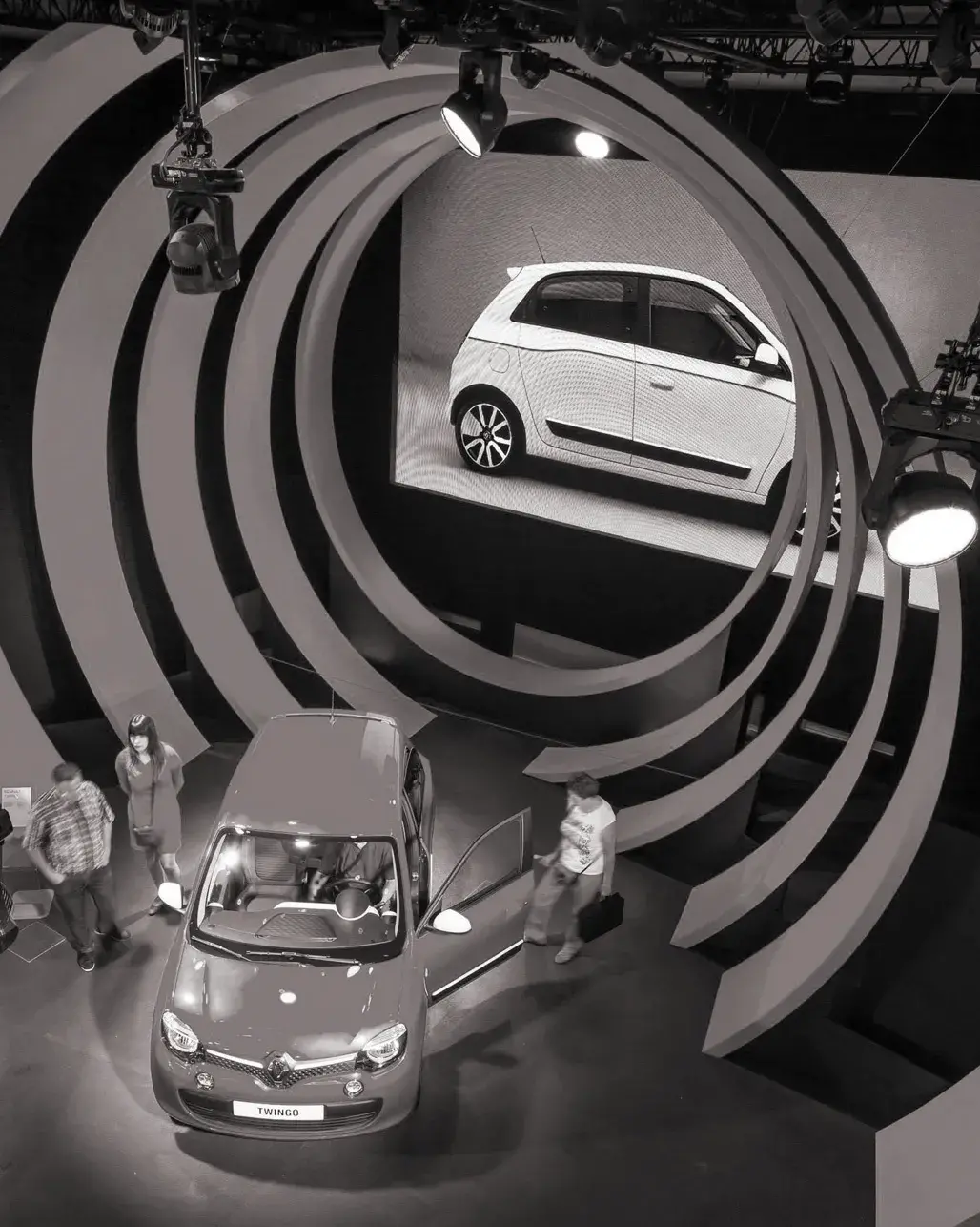 Nouvelle Renault Twingo dans un tunnel de cercles rouges, devant un écran géant diffusant le véhicule. (NB)